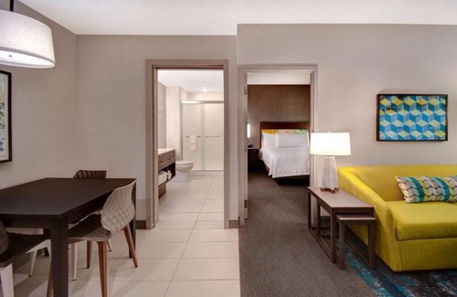 Downtown Tucson Hotel | Tucson Treasure! 2 Comfortable Units. Onsite Parking, Breakfast, Pool!