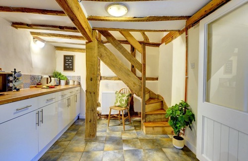 Warwick Cottage | Tudor Cottage - Historic Charm in Central Location