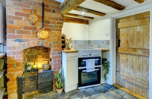 Warwick Cottage | Tudor Cottage - Historic Charm in Central Location