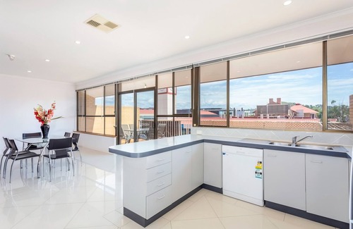 Greenway Apartment | Tuggeranong Short Stay #06 - Large Balcony With Lake Views - Sleeps 6