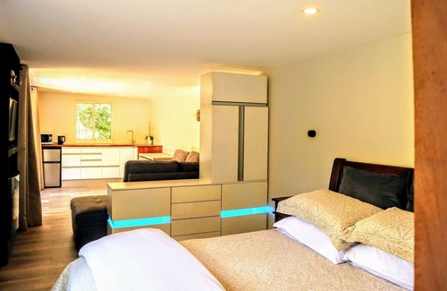 Wainui Cabin | Tui Bush Chalet, bush & golf on the doorstep