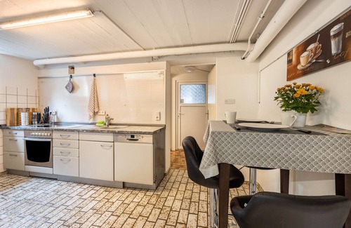 Melle Apartment | ‘TULIP PATH 3’, holiday & fitter basement flat with heart