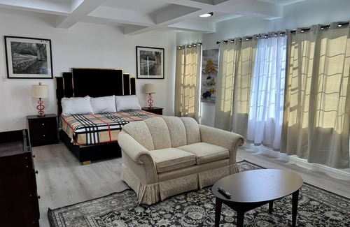 Raleigh House | Turn of the Century Estate 9 BR with Sauna and Pool, Fully fenced, Secluded