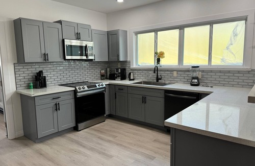 Raleigh House | Turn of the Century Estate 9 BR with Sauna and Pool, Fully fenced, Secluded