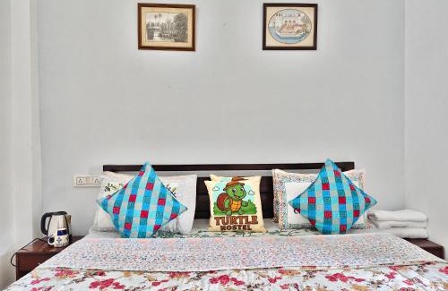 Lake Swaroop Sagar Hostel | Turtle Hostel Udaipur- 50 mtr from Lake