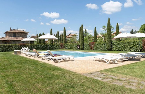 Santa Maria Cottage | Tuscan style apartment in Lucignano near village with hill views