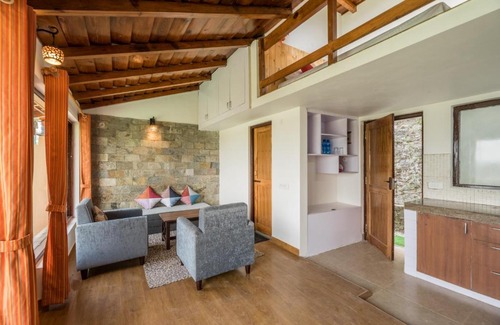 Kasiyalekh Apartment | Twilight Ridge, Studio overlooking the hills w wifi by Roamhome