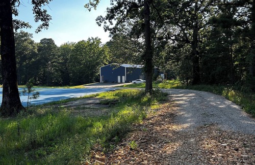 Bismarck Apartment | Twin Oaks Retreat in Bismarck, AR - 1 Indoor and 4 Outdoor Pickleball Courts