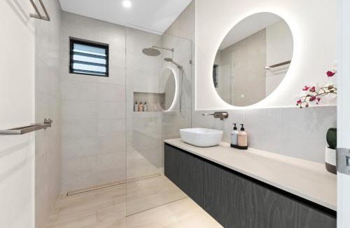 Palm Cove House | Twin Palms 2 bedroom in Palm Cove, large spa, modern, new built