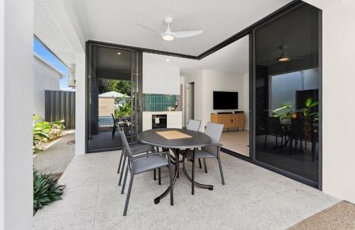Palm Cove House | Twin Palms 2 bedroom in Palm Cove, large spa, modern, new built