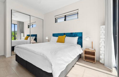 Palm Cove House | Twin Palms 2 bedroom in Palm Cove, large spa, modern, new built
