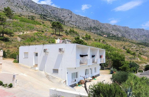 Ruskamen Apartment | Two bedroom apartment with terrace and sea view Lokva Rogoznica, Omiš (A-17645-a)