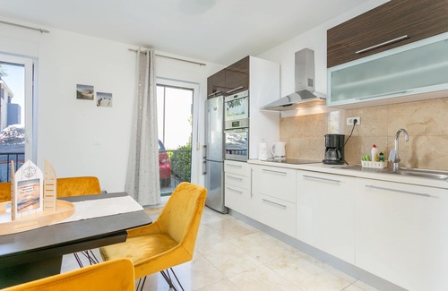 Strozanac Apartment | Two bedroom apartment with terrace Podstrana, Split (A-22897-b)