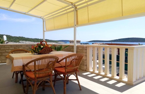 Stiniva Apartment | Two bedroom apartment near beach Rukavac, Vis (A-15369-a)