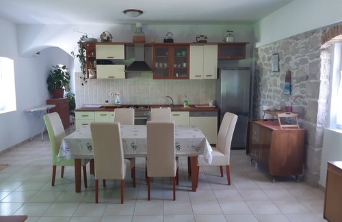 Lukoran Apartment | Two bedroom apartment with terrace Lukoran, Ugljan (A-11203-a)