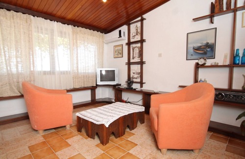 Komiza Apartment | Two bedroom apartment with terrace and sea view Komiža, Vis (A-8844-a)