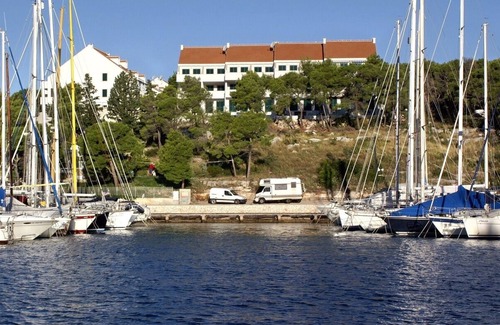 Cove Makarac (Milna) Apartment | Two bedroom apartment with terrace and sea view Milna, Brač (A-18743-a)