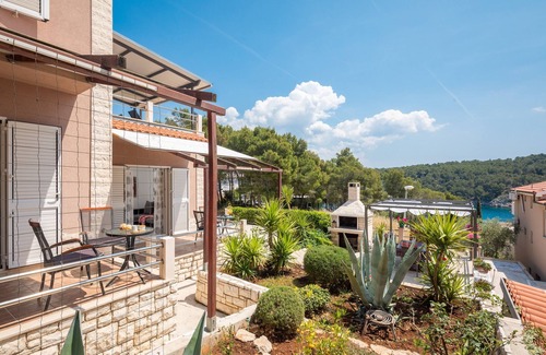 Cove Osibova (Milna) Apartment | Two bedroom apartment with terrace and sea view Cove Osibova, Brač (A-12062-b)