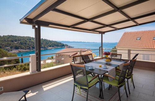 Cove Osibova (Milna) Apartment | Two bedroom apartment with terrace and sea view Cove Osibova, Brač (A-12062-b)