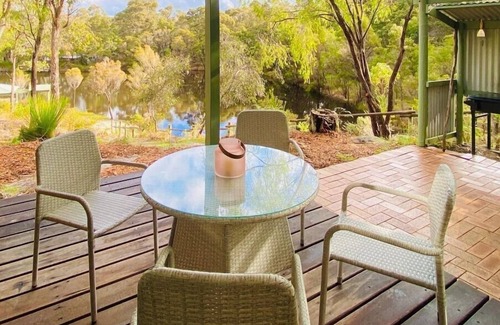 Peerabeelup House | Two-Bedroom Chalet with Private Patio - Kingfisher Pemberton