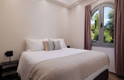 Dafnata Hotel | Two-Bedroom Sea View Apartment with Communal Pool