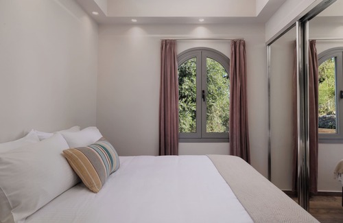 Dafnata Hotel | Two-Bedroom Sea View Apartment with Communal Pool