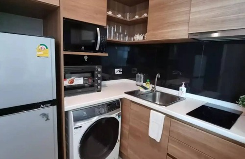 Mueang Samut Prakan District Apartment | Two BRs with few steps to BTS Green & Yellow Line