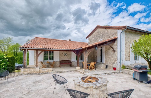 Allemans House | Two Charming Houses with Pool, and Beautiful Surroundings: WherenAuthenticity Meets Modern Comfort