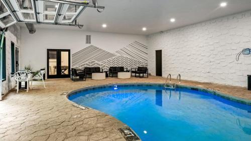 Caton House | Two Firefly Mountain Suites by AvantStay with Heated Indoor Pool Game Room Playground for Kids
