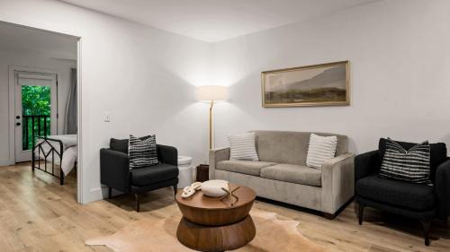 Caton House | Two Firefly Mountain Suites by AvantStay with Heated Indoor Pool Game Room Playground for Kids