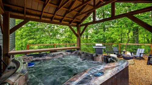 Caton House | Two Firefly Mountain Suites by AvantStay with Indoor Pool Arcade Playground for Kids