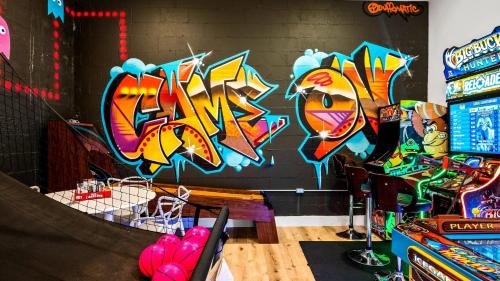 Caton House | Two Firefly Mountain Suites by AvantStay with Indoor Pool Arcade Playground for Kids