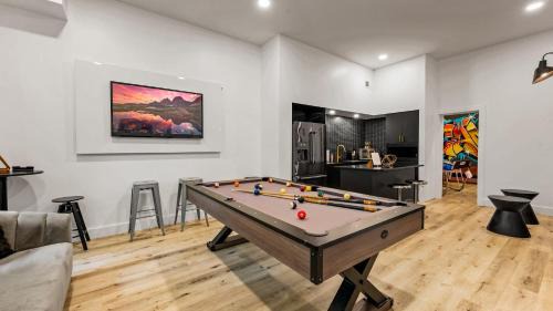 Caton House | Two Firefly Mountain Suites by AvantStay with Game Room, Firepits, & Indoor Heated Pool