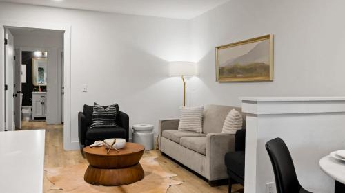 Caton House | Two Firefly Mountain Suites by AvantStay with Game Room, Firepits, & Indoor Heated Pool