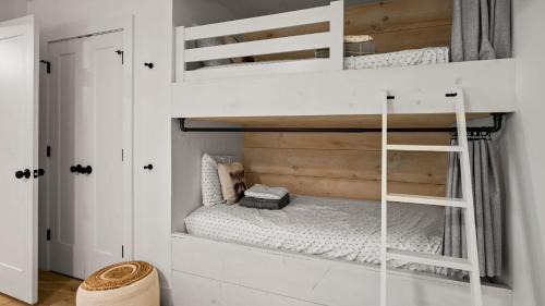 Caton House | Two Firefly Mountain Suites by AvantStay with Game Room, Firepits, & Indoor Heated Pool