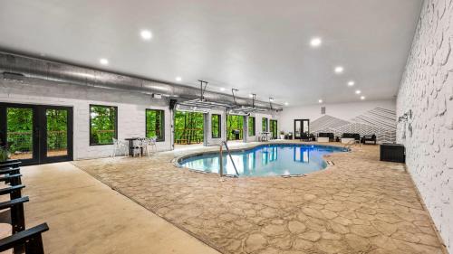 Caton House | Two Firefly Mountain Suites by AvantStay with Game Room, Firepits, & Indoor Heated Pool
