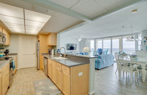 Long Beach Condo | Two Oceanfront Master Suites Plus Beach Set-ups for Four!