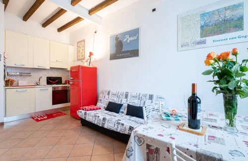 Parma City Centre Apartment | Two-room apartment located on the second floor of a building, without lift, located in the heart of the historic center of Parma. The property enjoys a central location (ZTL), in a picturesque, popular and lively district, near the Don Gnocchi Foundation