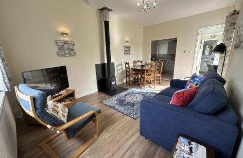 Pendine House | Ty'r Ardd - An immaculate 2 bedroom bungalow close to the beach