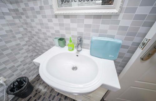 Changning Apartment | Tyms Elegant 4BR 2BA APT Riverside