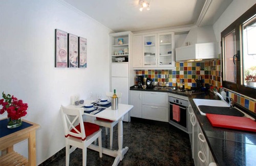 Los Cocoteros House | Typical Canarian House with heated pool next to the ocean!