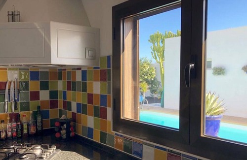 Los Cocoteros House | Typical Canarian House with heated pool next to the ocean!