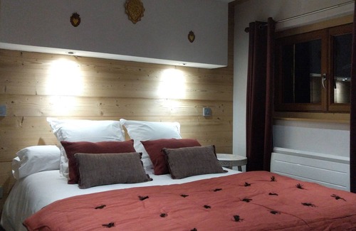 Les Bottieres House | Typical Savoyard house with private heated pool