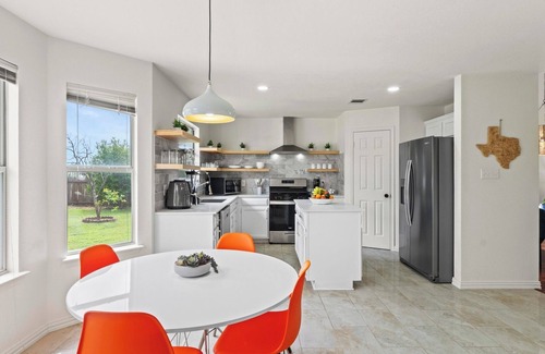 Willow Run House | Ultimate Getaway: 4bd, Games, Huge Backyard, Close to Everything !