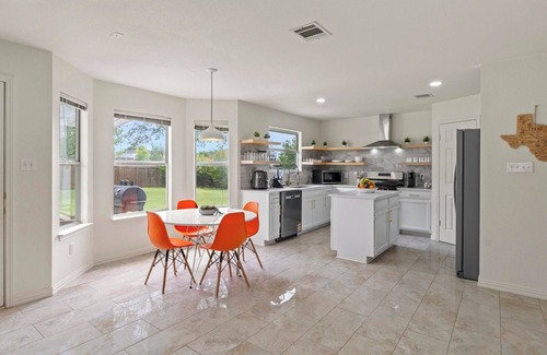 Willow Run House | Ultimate Getaway: 4bd, Games, Huge Backyard, Close to Everything !