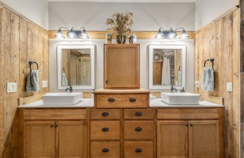 Duck Creek Village House | Ultimate Mtn Retreat - Game room-Fire Pits-Views-Bunk Room