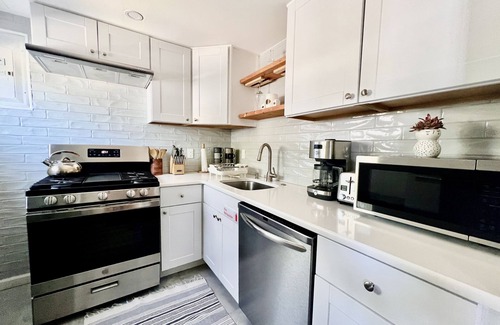 Cape May - Wildwood Apartment | Ultra Modern 3 BR Apt - 5 min walk to the Beach!