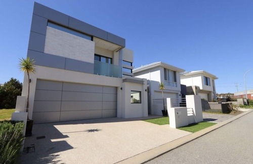 Beaconsfield Villa | Ultra Modern Villa Walk To The Beach