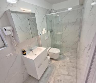 Suceava Apartment | Ultracentral 4Bedroom with 2 Bathrooms Cozy Apartment in Suceava