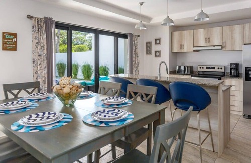 Potrero House | Ultramodern Townhome with an Inviting Coastal Design and Lush Outdoor Oasis with